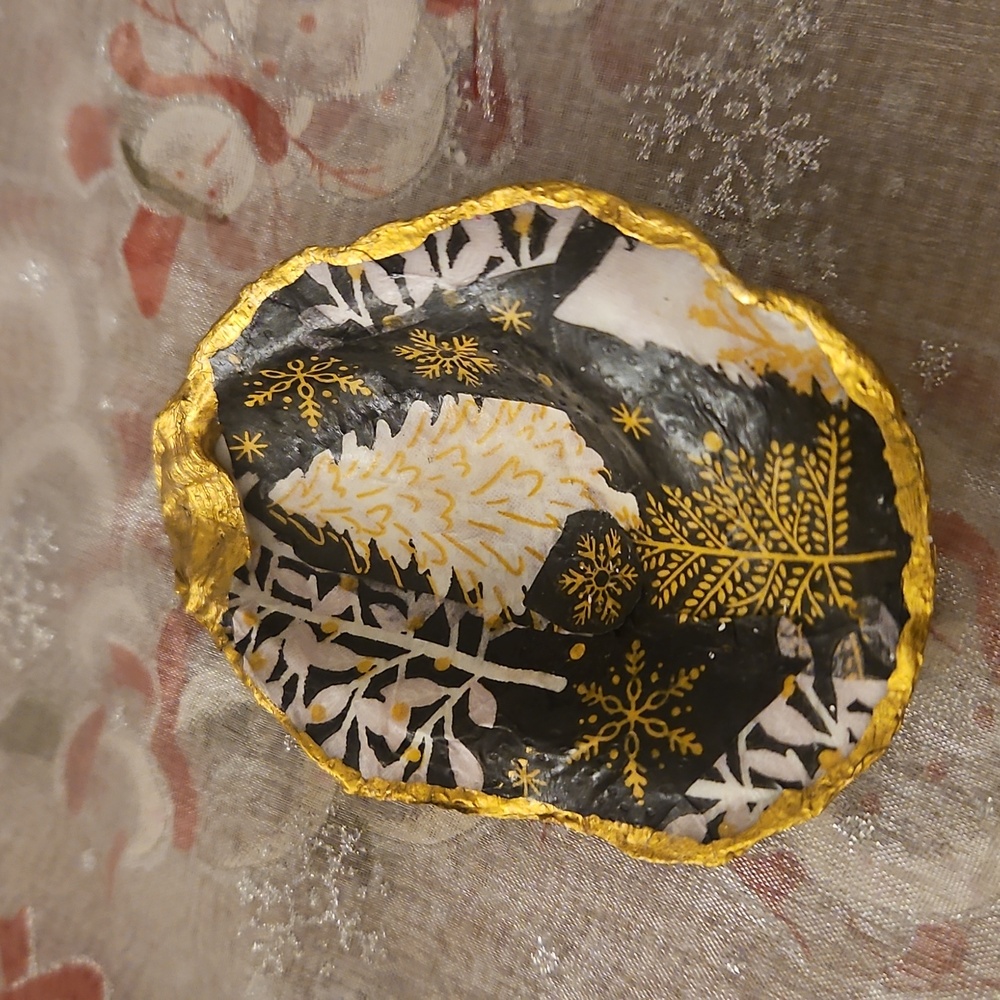 Decorative Oyster Shell with Christmas Tree Design Trinket Dish w/Gold Accents